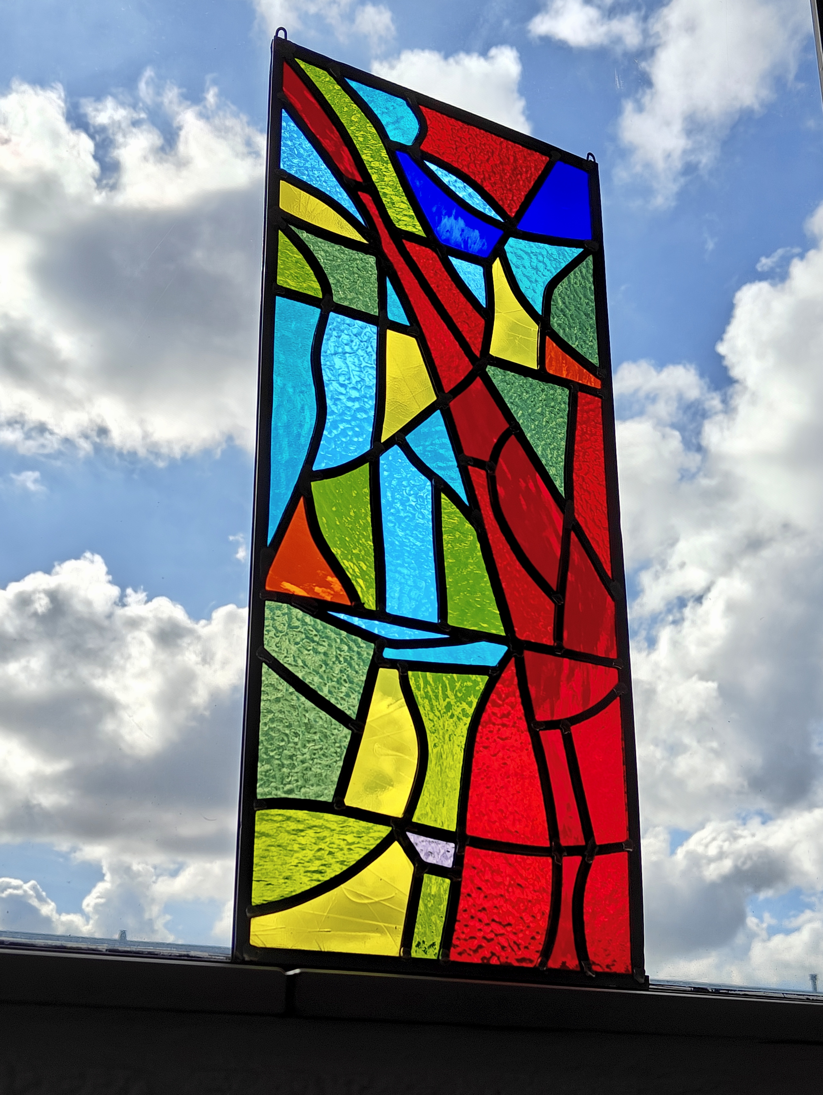 Abstract I, kleurrijk glas-in-loodraam geinspireerd door de Sagrada Familia