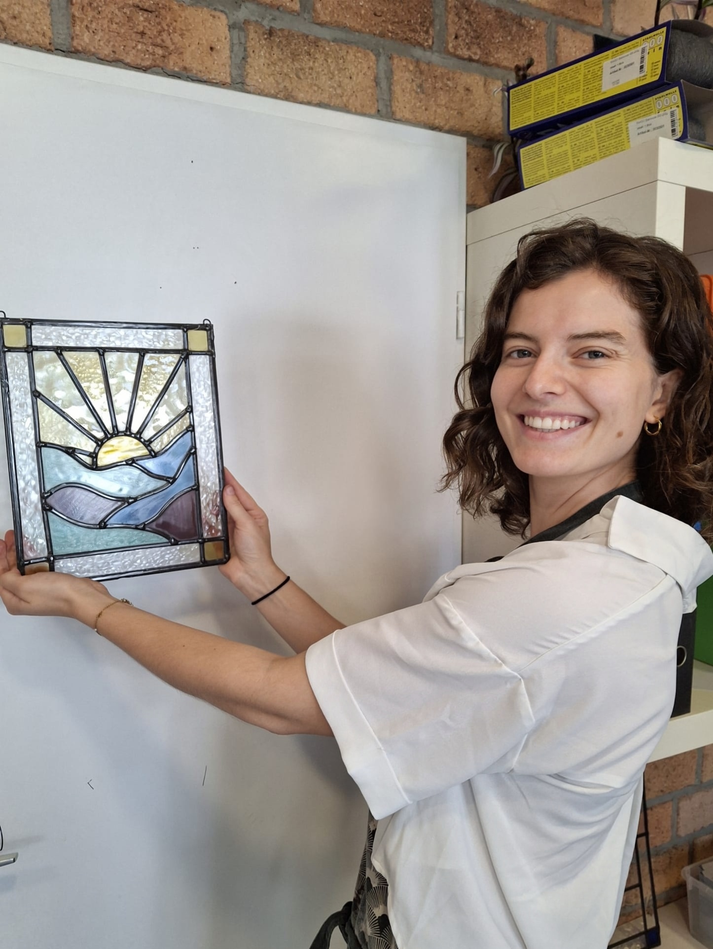 Portret van Frederiek, glazenier en eigenaar van Glasatelier Frederiek