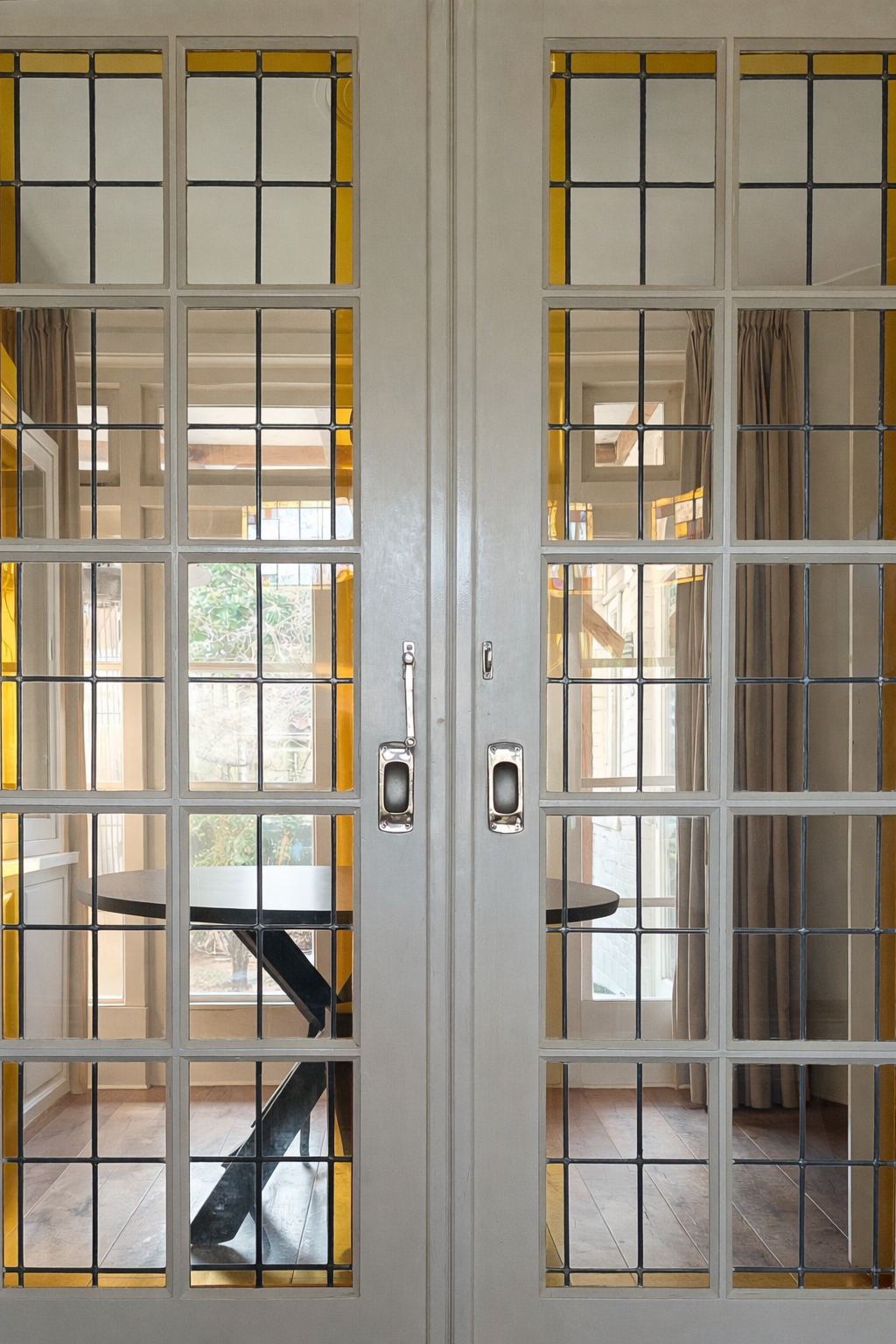 Gerestaureerd glas-in-loodraam in een schuifdeur